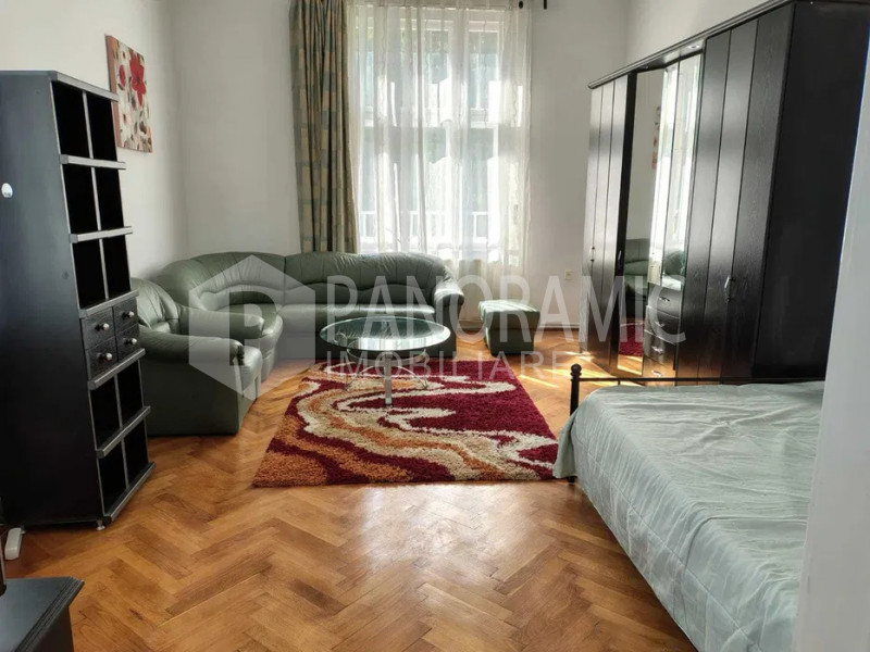 Apartament cu 3 camere -Centru