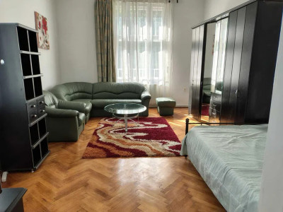 Apartament cu 3 camere -Centru
