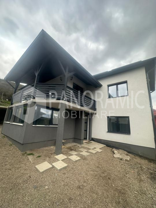 Casă de închiriat cu 5 camere-Baciu