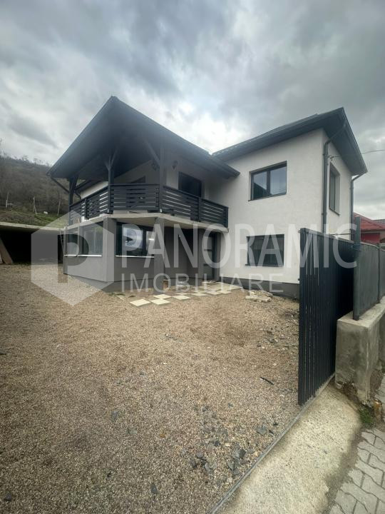 Casă de închiriat cu 5 camere-Baciu